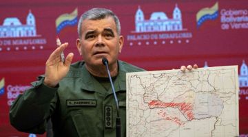 Padrino menunjukkan peta ketika membuat sidang media di Miraflores Presidential Palace di Caracas. — Gambar AFP
