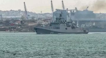 ANCAMAN PERANG: Tangkap layar video serahan Kementerian Pertahanan Rusia kelmarin menunjukkan sebuah kapal perang di luar pantai pelabuhan Sevastopol semasa latihan tentera laut di Laut Hitam. - Gambar AFP