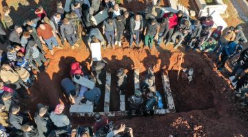 TRAGIK: Gambar yang dirakamn dari udara menunjukkan mangsa-mangsa serangan dikebumikan di kampung Maaret al-Naasan, Idlib kelmarin. - Gambar AFP