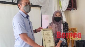 SAMPAIKAN: Penyampaian sijil penghargaan kepada Penyelaras Homestay Ranau dab Kundasang yang turut menjayakan program ini.