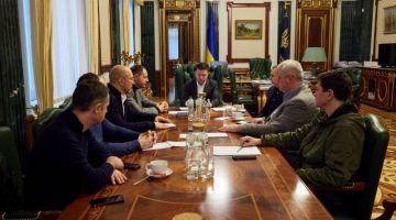 Zelensky (tengah) mengadakan mesyuarat tergempar dengan barisan ketua jabatan kerajaan negeri selepas serangan Rusia terhadap Ukraine di Kyiv. — Gambar AFP