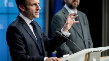 Macron (kiri) menyampaikan ucapan semasa sidang media selepas selesai mesyuarat khas mengenai isu Rusia dan Ukraine di Brussels, Belgium. — Gambar AFP