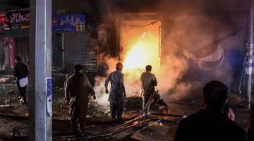 Anggota bomba cuba memadamkan api di tapak letupan bom yang mengorbankan tiga orang dan mencederakan beberapa yang lain di Quetta, kelmarin. — Gambar AFP