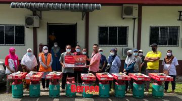 KENANGAN: Rakaman kenang-kenangan selepas majlis penyerahan silinder dan dapur gas.