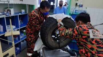 TERSEKAT: Pasukan bomba menjalankan operasi mengeluarkan jari mangsa yang tersekat pada rim kereta.