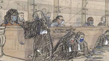 Gambar fail 14 Februari lalu menunjukkan lakaran di bilik mahkamah yang menunjukkan Sebaihia (kiri), Kheli (tengah) dan Jean Louis (dua kanan) semasa perbicaraan dua tertuduh dalam kes serangan gereja di Saint-Etienne-du-Rouvray pada 2016 yang meragut nyawa Hamel, di Mahkamah Palais de Justice di Paris. - Gambar AFP