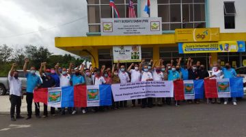 KENANGAN: Radin (tengah) bergambar bersama Ketua-ketua cawangan PBS.