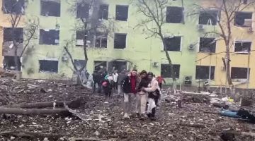 Gambar diambil daripada video serahan Polis Negara Ukraine pada Rabu lepas menunjukkan orang awam dibantu keluar dari bangunan hospital yang binasa selepas tentera Rusia melancarkan serangan udara ke atas bandar Mariupol. — Gambar AFP