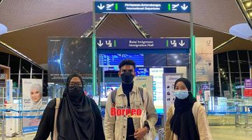 BERLEPAS: Irnah (kiri), Yoggenderan (tengah) dan Dayangku Sharina (kanan) di pintu pelepasan KLIA sebelum berlepas ke Turki.