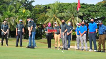SIMBOLIK: Jonathan (tiga kiri) melancarkan simbolik Kejohanan Golf Amal PJKAYS 2022 sambil diperhatikan oleh Eddie (enam kiri), AJK PJKAYS dan peserta.