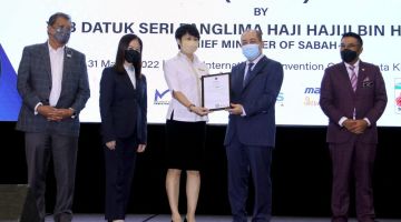 SIJIL: Pengarah Komunikasi Shangri-la's Tanjung Aru Resort and Spa, Claudina Wong menerima sijil TSAM daripada Hajiji sempena majlis itu.