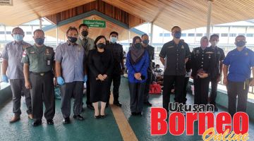 IMIGRESEN: Sharifah (tengah) ketika ditemui di Terminal Feri Penumpang (TFP) Tawau, di sini hari ini.