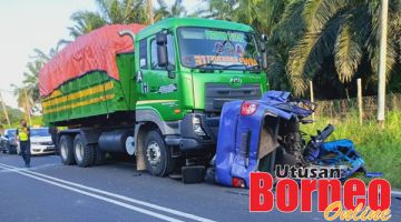 REMPUH: Keadaan kereta mangsa yang remuk teruk akibat dirempuh oleh lori.