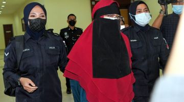 Khairuzilawati (tengah) mengaku tidak bersalah di Mahkamah Sesyen Muar hari ini atas pertuduhan mendedahkan dua kanak-kanak lelaki di bawah jagaannya kepada kecederaan dan lemas, 7 Feb lepas. - Gambar BERNAMA