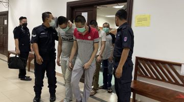 Mohd Hadi, Robert Erni, Joshua dan Fery keluar dari kamar Mahkamah Tinggi Kuching hari ini selepas dijatuhkan hukuman.