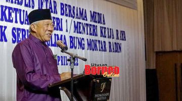 BERUCAP: Bung ketika menyampaikan ucapannya dalam majlis berbuka puasa bersama Media di ibu negeri, kelmarin.