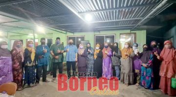 ALBUM: Robert (enam kiri) merakamkan gambar kenangan bersama sebahagian masyarakat yang hadir dalam majlis berbuka puasa yang diadakan di Masjid Nur Islam Kg Binaong.