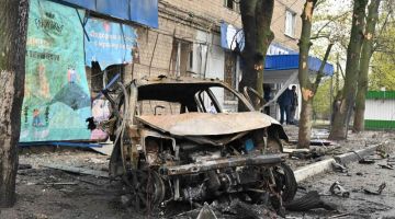 Serpihan kereta yang musnah berselerak di atas jalan raya di tempat kejadian letupan berhampiran sebuah kedai runcit ekoran pengeboman di bandar Kharkiv kelmarin. — Gambar AFP