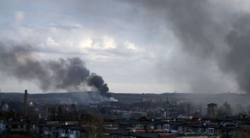 Asap hitam berkepul-kepul ke udara selepas serangan udara ke atas bandar Lviv kelmarin. — Gambar AFP