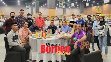 ALBUM: Azman (duduk tengah) bersama-sama kakitangan SAFA pada majlis berbuka puasa itu. Turut bersama dari kiri; Omar Maya, Shamsuddin, David, Malim, Lokman dan Haji Majid.