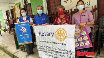 PRIHATIN: Rotary Club of Tanjung Aru menyampaikan meja kepada sekolah demi keselesaan para murid ketika dalam sesi pembelajaran.