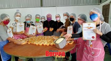 MERIAH: Peserta kursus yang terdiri daripada suri rumah dan petani bersama dua pelatih mereka dalam kursus membuat roti dan kek.