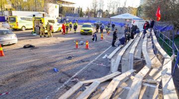 Pasukan kecemasan ketika melakukan kerja pemeriksaan di lokasi kejadian sebuah kereta dipandu ke arah orang ramai semasa pertunjukan motor di Oslo, kelmarin. — Gambar AFP
