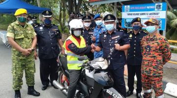 AGIH: Mohd Firdaus bertemu dengan salah seorang pengguna jalan raya selepas acara pelancaran Op Selamat 18 di sini.