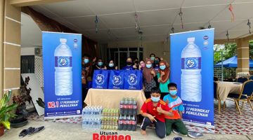 KENANGAN: Pasukan K2 Life Water ketika di Rumah Amal Kasih Kingfisher.