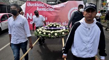 Ahli keluarga mengambil bahagian dalam perarakan untuk memberi penghormatan kepada mangsa yang maut dalam nahas metro Mexico di kawasan kejiranan Tlahuac, di Kota Mexico pada ulang tahun pertama kemalangan itu kelmarin. — Gambar AFP