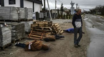 Gambar fail pada Isnin menunjukkan mayat orang awam di atas di jalan raya Yablunska di Bucha, barat laut Kyiv. — Gambar AFP