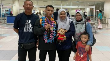 Kepulangan Azri di Lapangan Terbang Miri disambut oleh isterinya serta bapanya serta rakan-rakan dari Kampung Pengkalan Lutong Miri.