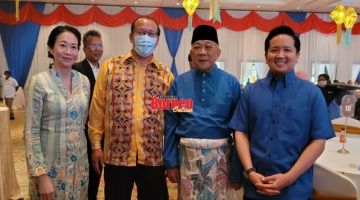 AIDILFITRI: Bung (dua kanan) bersama Timbalan Presiden Parti Bersatu Rakyat Sabah (PBRS) Datuk Arthur Kurup (kanan) dan Pengerusi MCA Sabah Lu Yen Tung (dua kiri) pada majlis itu.