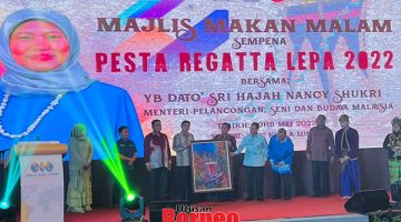 RASMI: Nasir (enam kanan) menyampaikan cenderamata kepada Dr Tan (empat kiri), sambil disaksi Abdul Hajan dan Dr Zairul Anwar sempena perasmian Pesta Regatta Lepa Antarabangsa 2022 di PWTC Kuala Lumpur malam kelmarin.