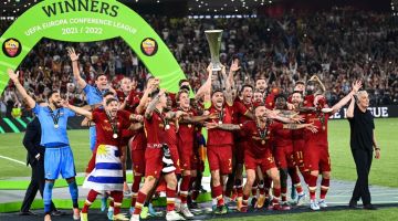 Pemain AS Roma meraikan kejayaan dengan menjulang trofi kejuaraan selepas menewaskan Feyenoord 1-0 pada perlawanan final Liga Konferensi Europa di Stadium Air Albania di Tirana. — Gambar AFP