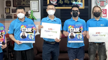 Wong (tiga kanan), Ngu (tiga kiri) serta yang lain ketika menunjukkan poster 'theSTAGE' yang akan diadakan pada 27 dan 28 Mei ini di Rajang Esplanade, Sibu.