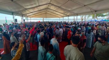 Ketibaan Abang Johari disambut meriah penduduk Kuala Rajang pada Majlis Melanggar Meja Raya Samah Premier Sarawak di Pantai Belawai, hari ini.
