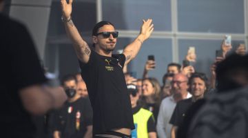 Ibrahimovic meraikan kemenangan AC Milan memenangi Serie A Itali di ibu pejabat Casa Milan di Milan. — Gambar AFP