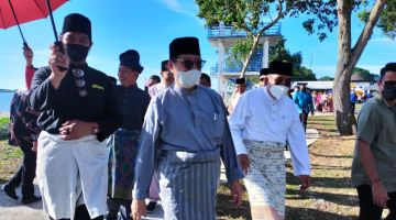 Abang Johari meninjau sekitar kawasan Pantai Belawai selepas merasmikan  Majlis Melanggar Meja Raya Samah Premier Sarawak di Pantai Belawai semalam.