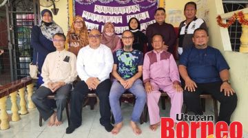 KENANGAN: Rizzali bergambar kenangan bersama AJK PPDK Indah Jaya dalam majlis tersebut.