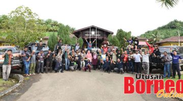 ROMBONGAN: Pensyarah dan rombongan lain ketika mahu bergerak ke lokasi penyelidikan.