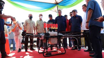 DRON: Ronald (tiga kanan) bersama tetamu jemputan lain melawat pameran alat dron yang digunakan untuk Program SMART SBB di Kota Belud.