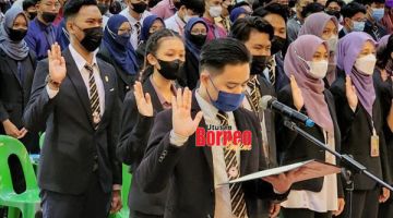 IKRAR: Exco MPP Kolej Tingkatan Enam Kota Kinabalu membaca ikrar pada majlis itu.