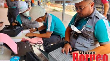 NOTIS: Pasukan operasi daripada CIDB mengeluarkan notis kesalahan kepada kontraktor.