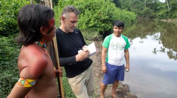 Gambar bertarikh 16 November, 2019 menunjukkan Phillips (tengah) bercakap dengan dua lelaki peribumi di Aldeia Maloca Papiu, Brazil. — Gambar AFP