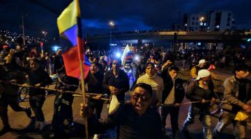 Ratusan penduduk peribumi berarak ketika membantah kenaikan harga minyak di Maldonado Avenue di selatan Quito, kelmarin. — Gambar AFP