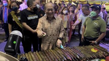 Uggah lebuh ke ngelawa bansal bejual ba Bazar Festival Gawai 2022 di Kuching, malam ensanus. - Gambar Roystein Emmor