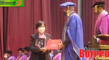 SEBAK: Cheng mewakili mendiang anaknya menerima skrol PhD daripada Tun Juhar.