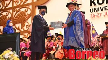 KONVOKESYEN: Azman menyampaikan skrol ijazah kepada graduan UMS.