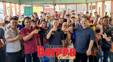 ALBUM: Robert (tiga kanan) merakamkan gambar kenangan bersama sebahagian yang terlibat dalam Program Gotong Royong Mega 1.0 Perangi Aedes Kawasan Rukun Tetangga (KRT) Sabah Keningau 2022.